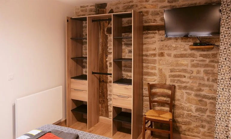 Chambre et rangements du gîte