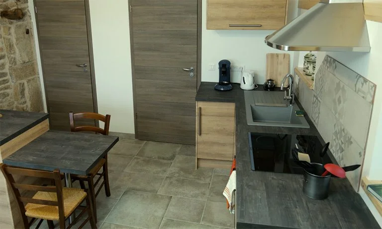 Cuisine du gîte, table et plan de travail